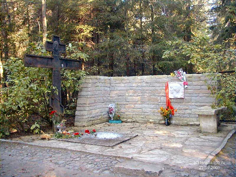 Tombe d'Anna Akhmatova au cimeti&egrave;re de Komarovo, pr&egrave;s de Saint-P&eacute;tersbourg