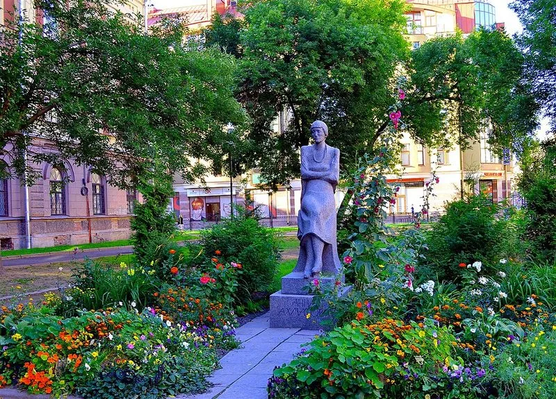 Monument &agrave; Anna Akhmatova face &agrave; la prison des Croix, Saint-P&eacute;tersbourg, &eacute;rig&eacute; en hommage &agrave; Requiem