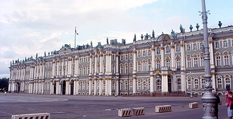 Fa&ccedil;ade du Palais d'Hiver &agrave; Saint-P&eacute;tersbourg, chef-d'&oelig;uvre de Rastrelli