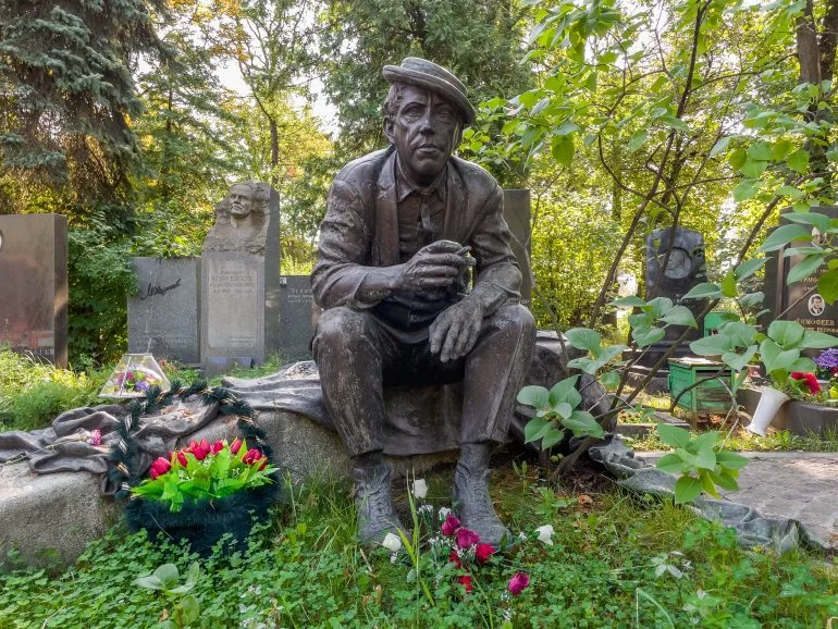 Allée du cimetière de Novodiévitchi avec monuments funéraires et sculptures