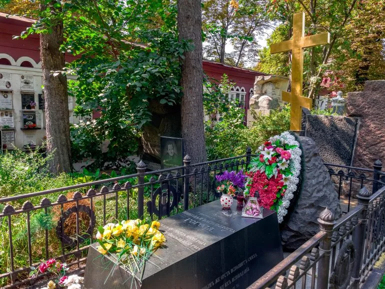 Monuments funéraires sculptés au cimetière de Novodiévitchi, art funéraire russe