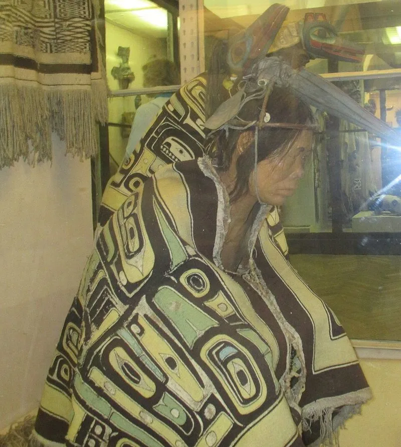 Salle d'ethnographie nord-américaine de la Kunstkamera de Saint-Pétersbourg, avec tissage Chilkat