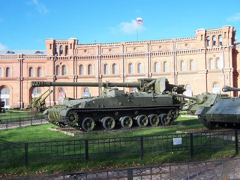 Blindés et véhicules militaires exposés devant le musée de l'Artillerie de Saint-Pétersbourg
