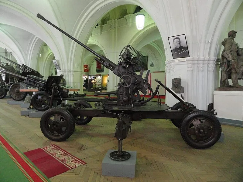 Collection de canons historiques exposés dans la cour du musée de l'Artillerie de Saint-Pétersbourg