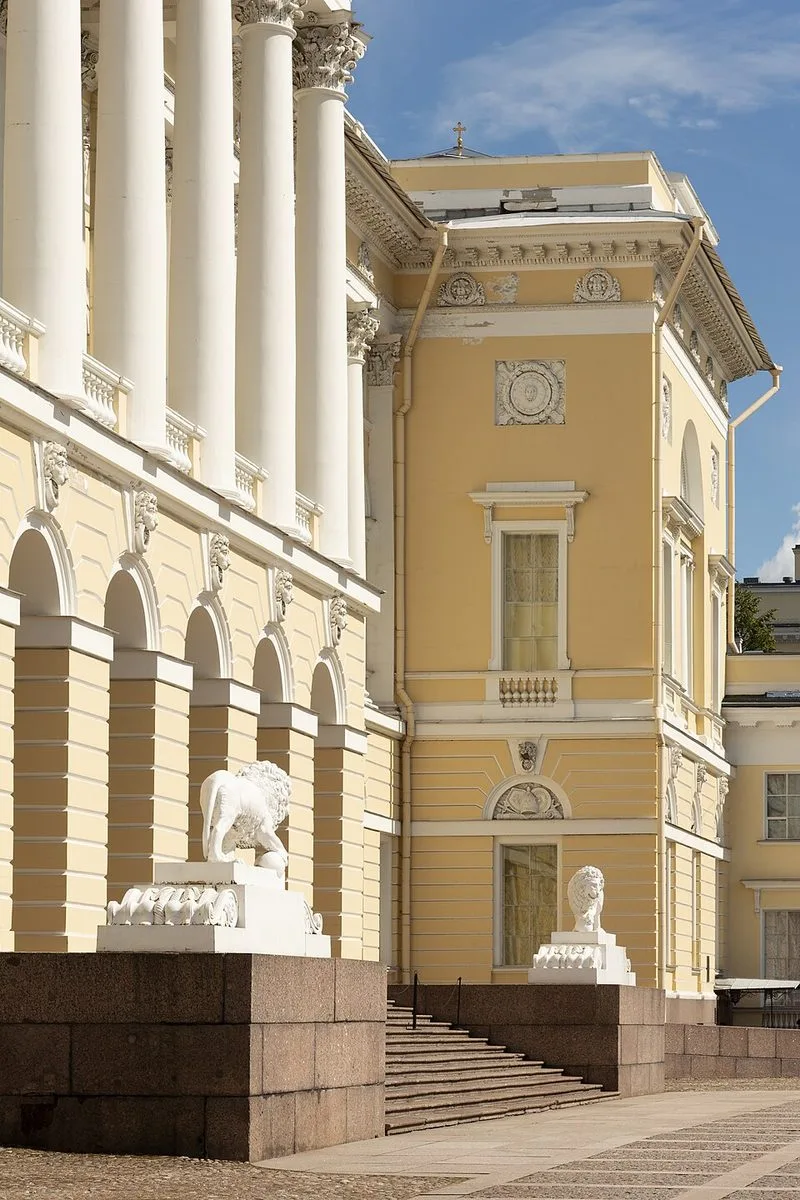 Façade du palais Michel (Mikhaïlovski) à Saint-Pétersbourg, siège du Musée Russe, chef-d'oeuvre néoclassique de Carlo Rossi