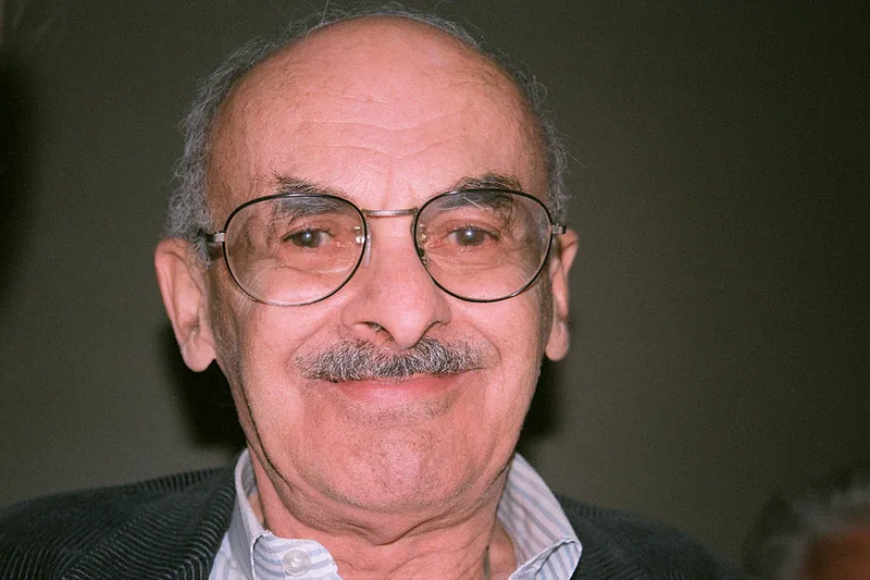 Boulat Okoudjava jouant de la guitare en concert, barde sovi&eacute;tique