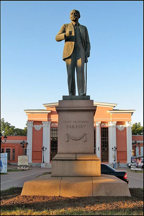 Monument &agrave; Ivan Pavlov &agrave; Riazan, sa ville natale, statue en bronze du c&eacute;l&egrave;bre physiologiste russe