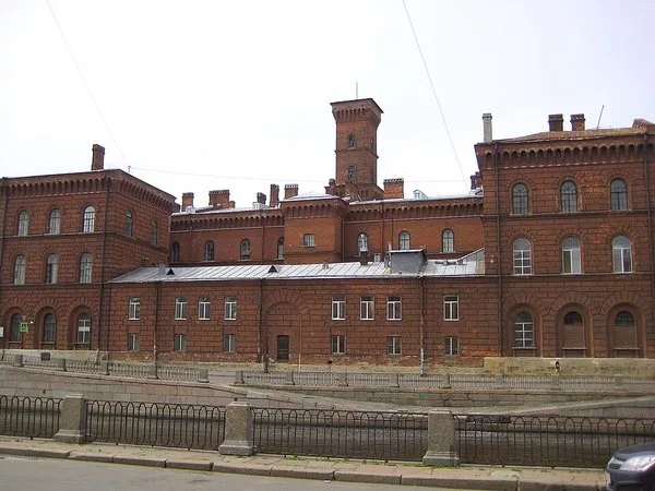 Ancienne caserne de pompiers avec sa tour de guet à Saint-Pétersbourg