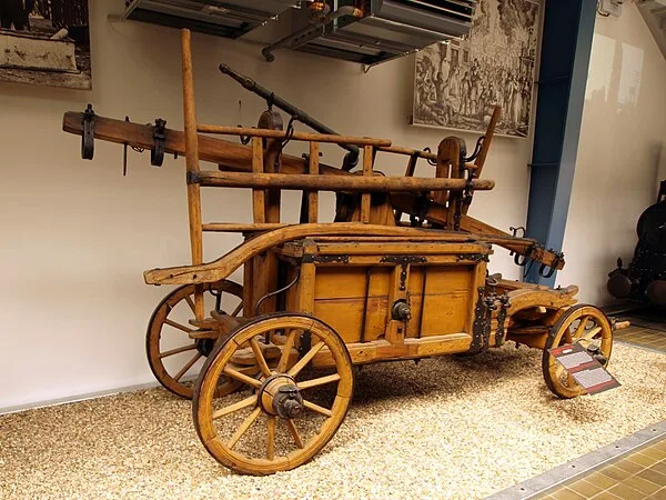 Ancien équipement de pompiers : pompe à bras et casques du XIXe siècle