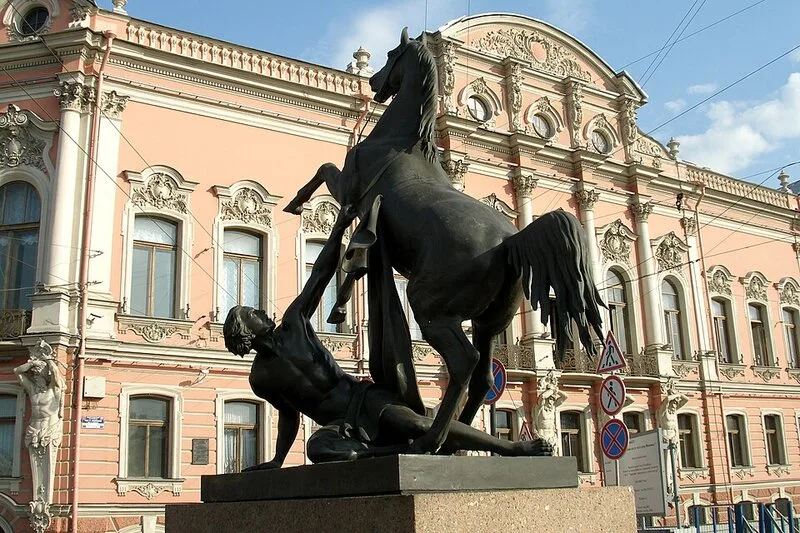 Les Dompteurs de chevaux de Piotr Klodt sur le pont Anitchkov, perspective Nevski, Saint-Pétersbourg