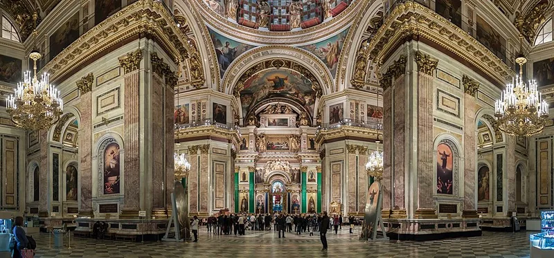 Intérieur richement décoré de la cathédrale Saint-Isaac, mosaïques et colonnes de malachite