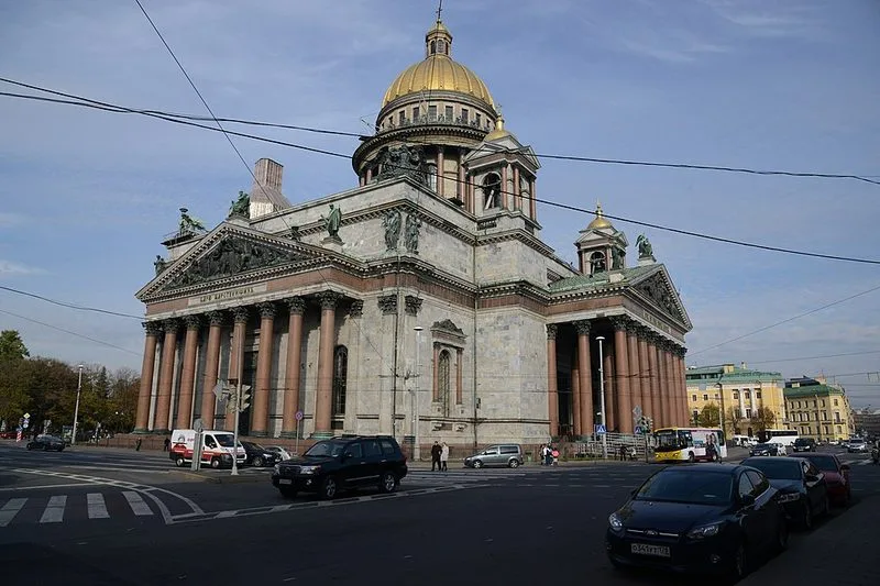 Colonnes monolithiques de granit rouge de la cathédrale Saint-Isaac, hautes de 17 mètres et pesant 114 tonnes chacune