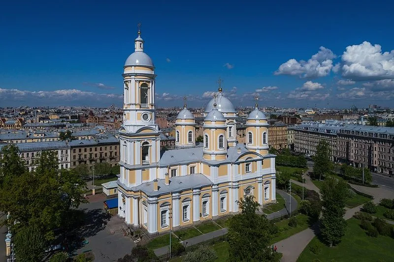 Cath&eacute;drale Saint-Vladimir de Saint-P&eacute;tersbourg, fa&ccedil;ade blanche et cinq coupoles