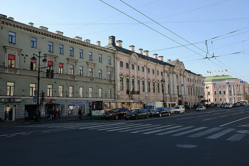 Façade Art nouveau de la Maison Singer sur la perspective Nevski à Saint-Pétersbourg, avec sa coupole vitrée et son globe terrestre