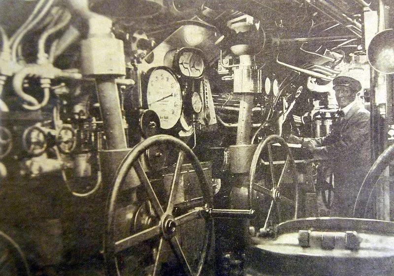 Poste de commandement du sous-marin S-189, périscopes et instruments de navigation à Saint-Pétersbourg
