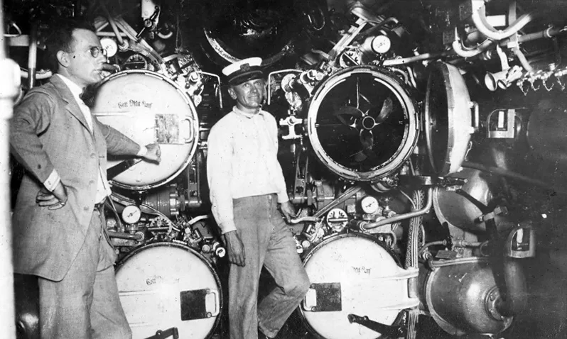 Salle des torpilles du sous-marin S-189, tubes lance-torpilles et torpilles de 533 mm