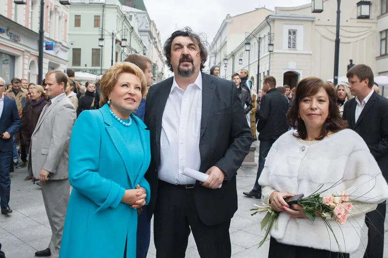 Monument &agrave; Stanislavski et Nemirovitch-Dantchenko devant le Th&eacute;&acirc;tre d'Art de Moscou