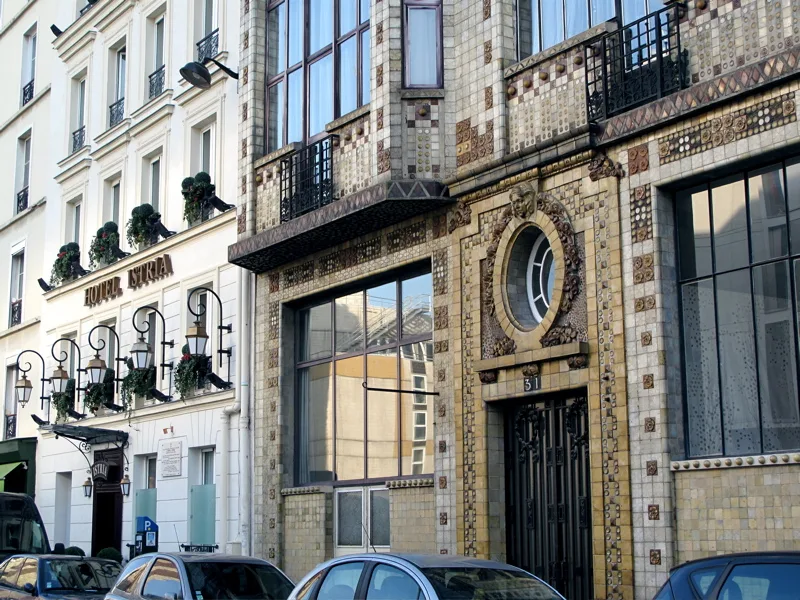 Détail de la façade de l'Hôtel Istria, 29 rue Campagne-Première, Paris