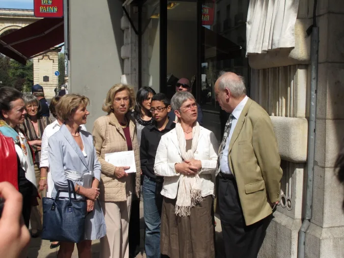 Gros plan sur la plaque comm&eacute;morative Tolsto&iuml;-Tourgu&eacute;niev appos&eacute;e au 9 rue de la Libert&eacute; &agrave; Dijon