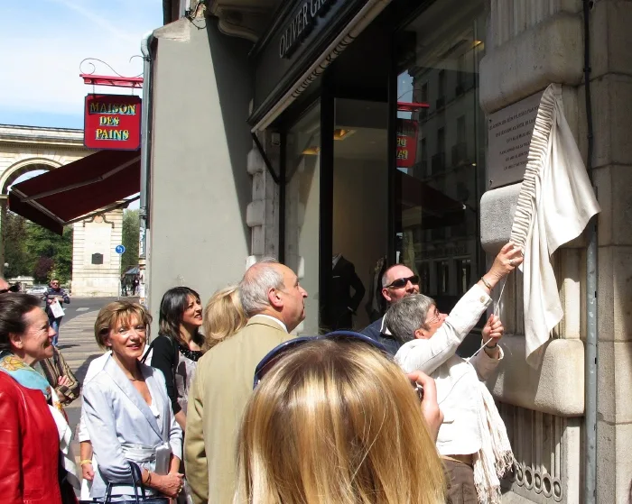 D&eacute;tail de la plaque Tolsto&iuml;-Tourgu&eacute;niev &agrave; Dijon, gros plan sur le texte grav&eacute;
