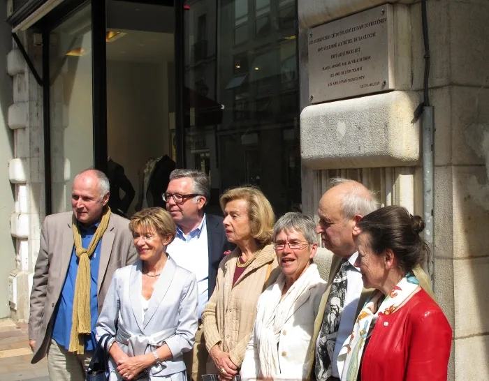 Plaque comm&eacute;morative Tolsto&iuml; et Tourgu&eacute;niev recadr&eacute;e, H&ocirc;tel de la Cloche, Dijon