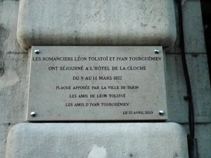 Plaque comm&eacute;morant le s&eacute;jour de Tolsto&iuml; et Tourgu&eacute;niev &agrave; l'H&ocirc;tel de la Cloche de Dijon en mars 1857