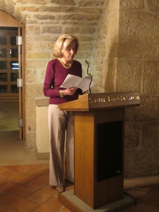 Comtesse Colette Tolsto&iuml; lors du d&eacute;voilement de la plaque comm&eacute;morative &agrave; Dijon en 2010