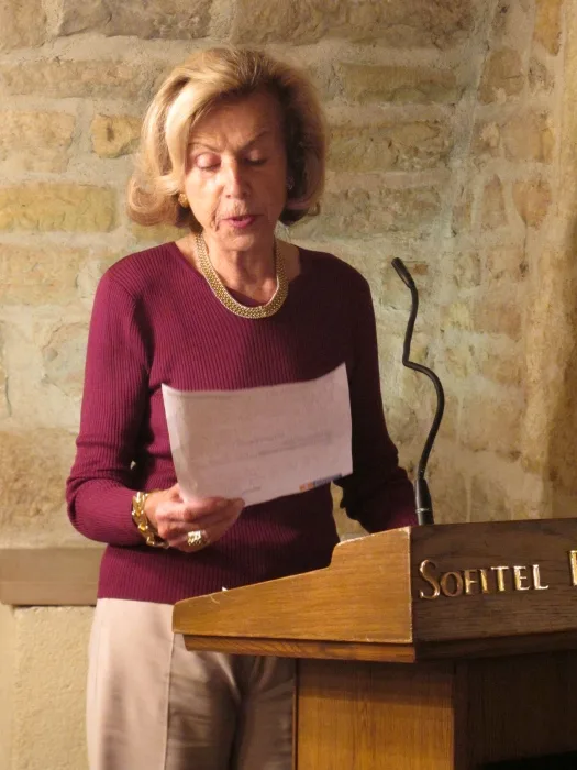 Comtesse Colette Tolsto&iuml; prenant la parole lors de la comm&eacute;moration Tolsto&iuml;-Tourgu&eacute;niev &agrave; Dijon