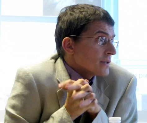 Vladislav Rjeoutski présentant ses recherches sur la presse francophone en Russie