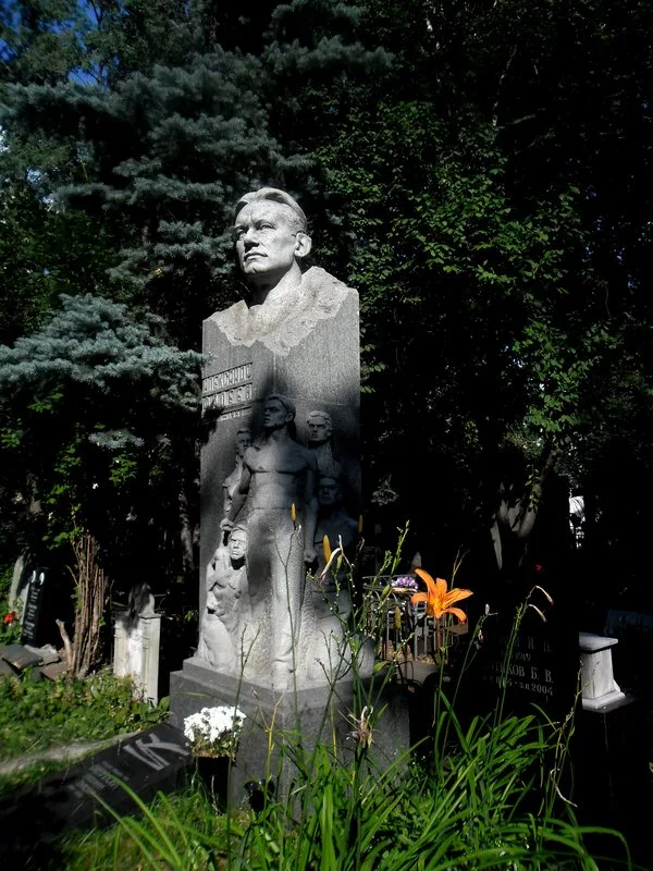 Tombe d'Alexandre Fade&iuml;ev au cimeti&egrave;re de Novodevitchi &agrave; Moscou