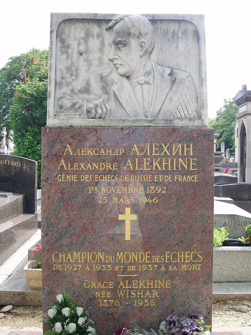 Tombe d'Alexandre Alekhine au cimeti&egrave;re du Montparnasse &agrave; Paris