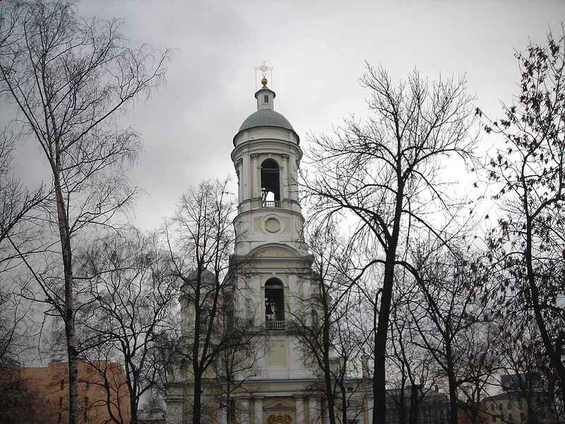 Clocher à trois étages de la cathédrale Saint-Vladimir à Saint-Pétersbourg