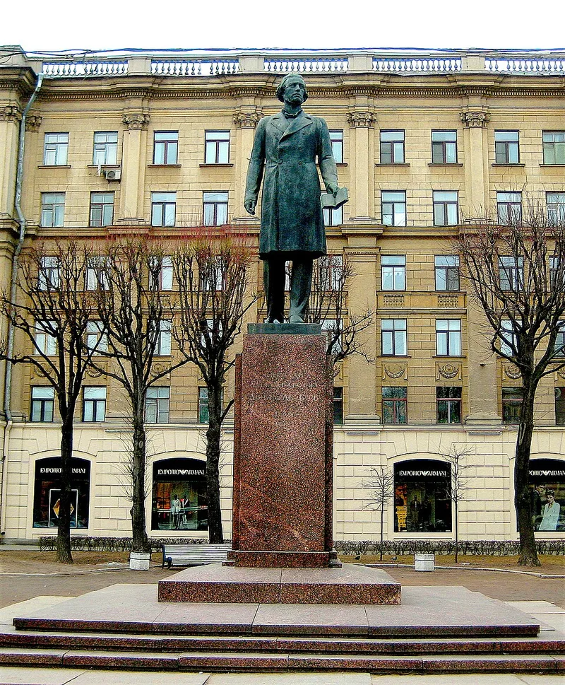 Monument &agrave; Dobrolioubov sur le prospect Dobrolioubova &agrave; Saint-P&eacute;tersbourg