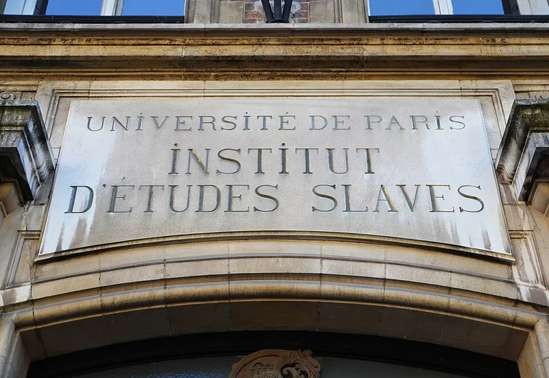 Bibliothèque de l'Institut d'études slaves Paris rayonnages de livres slaves