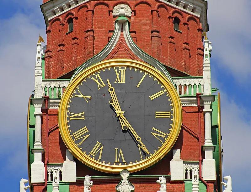 Tour Spasska&iuml;a du Kremlin de Moscou avec son horloge et son &eacute;toile rouge