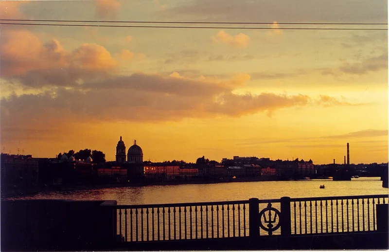 Nuits blanches sur la N&eacute;va &agrave; Saint-P&eacute;tersbourg en juin