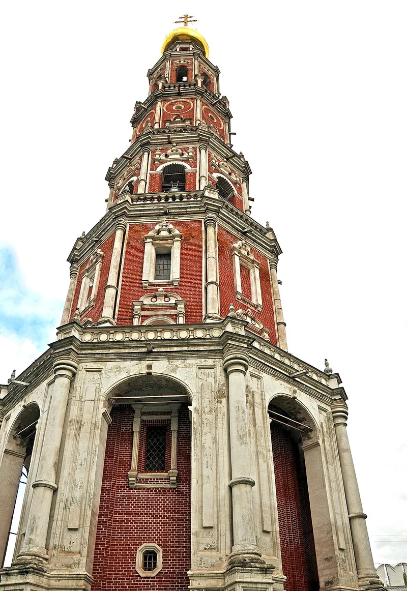 Clocher baroque du couvent de Novodiévitchi, style Narychkine blanc et rouge