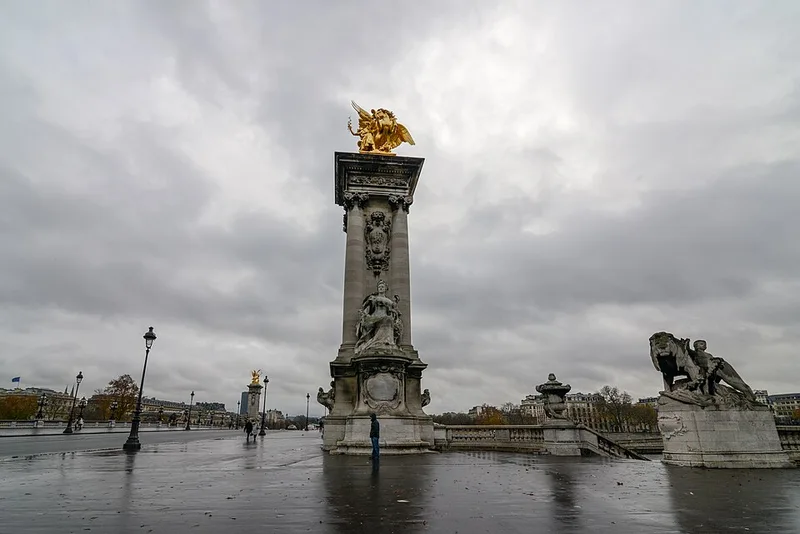 Candélabre doré du pont Alexandre III avec ses chérubins