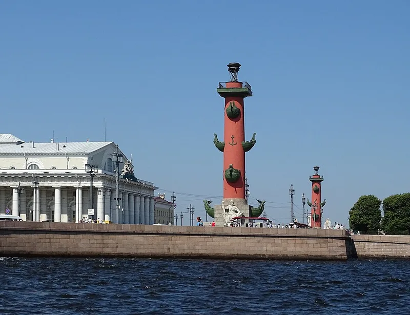 Vue du Pouchkinski Dom depuis la Neva, île Vassilievski, Saint-Pétersbourg
