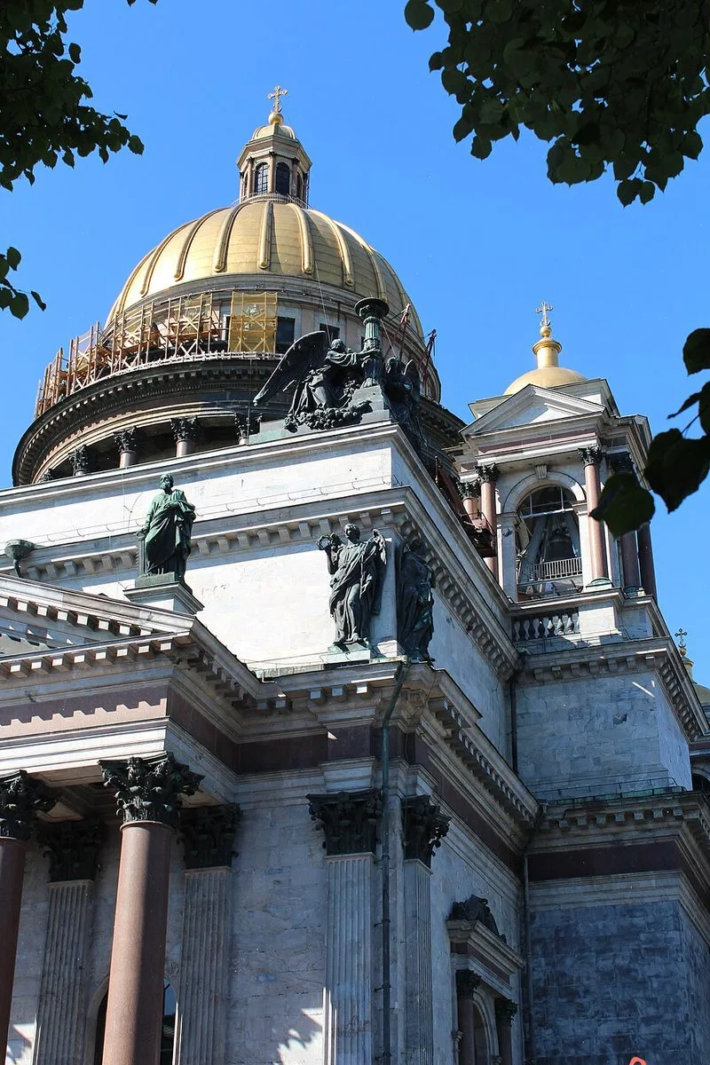 Cath&eacute;drale Saint-Isaac de Saint-P&eacute;tersbourg avec son d&ocirc;me dor&eacute;