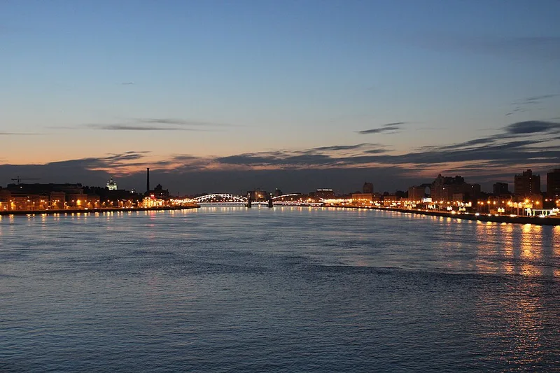 Nuits blanches &agrave; Saint-P&eacute;tersbourg, pont ouvert sur la Neva au cr&eacute;puscule