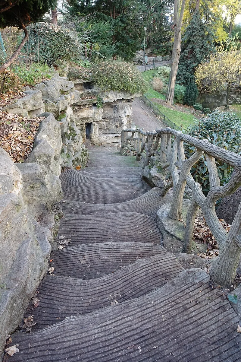Square Léon Tolstoï dans le 16e arrondissement de Paris